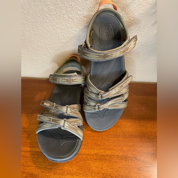 TEVA TIRRA SIZE8 SANDALS COLOR-CAMO w/ORANGE LIKE NEW! Worn 2X QUICK DRY - Picture 1 of 7